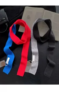 Elegante sciarpa a maglia stretta bicolore in misto lana e cashmere per l'inverno quotidiano.