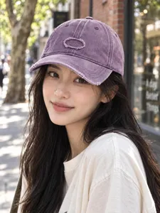 Gorra de béisbol de color morado lavada y desgastada con visera curva y parche bordado.