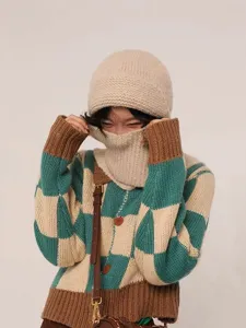 Bonnet echarpe en tricot avec cardigan carreaux, vetement d'hiver chaud et confortable.