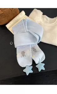Vue rapprochée de l'écharpe en tricot bleu clair avec de jolis pendentifs étoiles pour l'hiver.