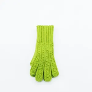 Primer plano detallado de los guantes de punto con trenzas verde brillante y textura.