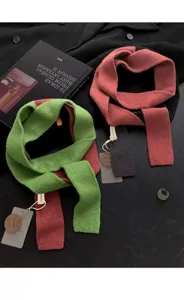 Elegante sciarpa a maglia stretta bicolore, misto lana e cashmere, accessorio unisex.