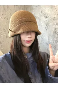 Chapeau en tricot de laine marron élégant avec détail de bouton, accessoire d'hiver chaud.