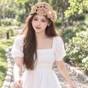 Bonnet crochet fleurs femme, élégant chapeau tricoté d'été avec de délicats détails.