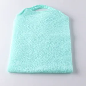 Lunga fascia esfoliante in nylon per doccia con manici comodi per la pulizia del corpo.
