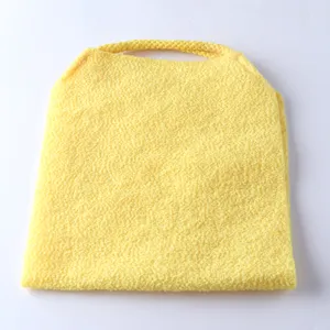 Primo piano dettaglio dell'asciugamano esfoliante giallo in nylon per la pulizia doccia.