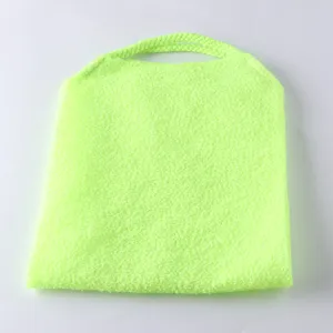 Dettaglio della spugna da bagno in rete verde neon con cordino per la pulizia del corpo.