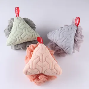 Spugna da doccia triangolare creativa a doppio uso con cordino di sospensione colorato.