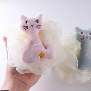 Vista detallada de la esponja de baño de felpa de gato lindo, lufa de malla suave con textura fina.
