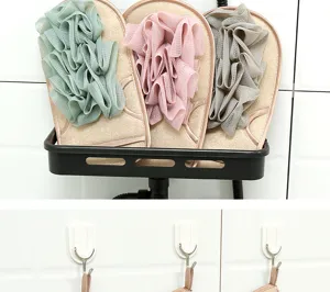 Nahaufnahme der doppelseitigen Duschhandschuhe mit weichen Netzduschblumen im Regal.