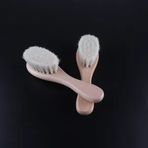 Vue détaillée de la brosse à cheveux douce pour bébé et de la brosse de nettoyage facial.