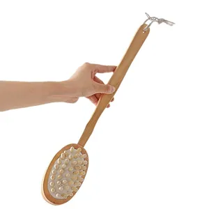 Lange houten badborstel met massageknoppen voor rugscrubben en dagelijks gebruik.