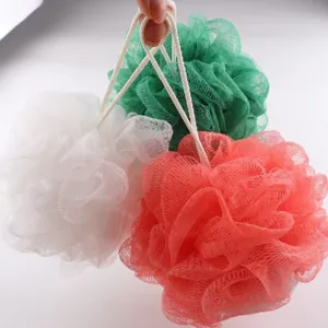 3er Set bunte Duschschwämme aus weichem Netzgewebe mit Aufhängekordel für sanfte Körperreinigung.