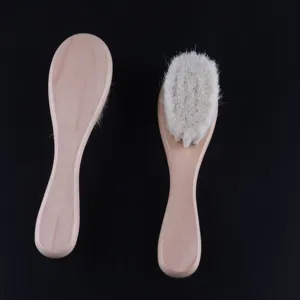 Vue détaillée de la brosse en bois douce, poignée naturelle et poils délicats pour nettoyage.