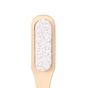 Detalle en primer plano del exfoliante de piedra pómez con mango de madera para pies.