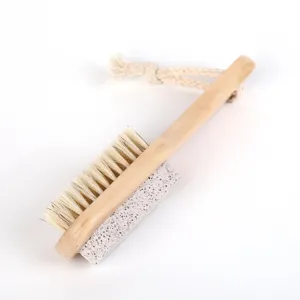Cepillo de madera para pies con cerdas naturales y piedra pómez para exfoliación y piel muerta.