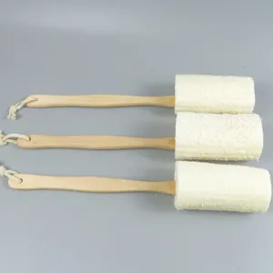 Langer Luffa Duschbuerste mit Naturholzgriff und Aufhaengung zur sanften Koerperpflege.