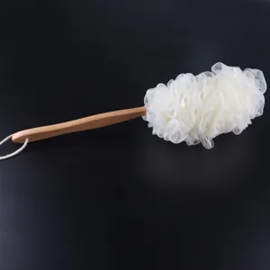 Detalle esponja de baño mango de madera, malla blanca para exfoliacion corporal y ducha diaria.