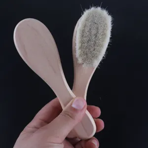 Ensemble de brosse à cheveux bébé en bois naturel et brosse de bain douce pour soins quotidiens.
