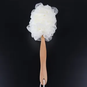 Detalle de esponja de bano con mango largo de madera y red blanca para uso diario.