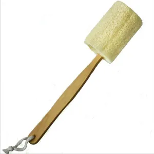 Detaillierte Nahansicht der Luffa-Badbürste mit langem Holzstiel und natürlichem Pflanzenschrubber.