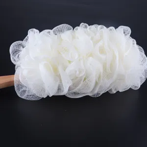 Esponja de ducha con mango largo de madera malla blanca cepillo corporal detalle