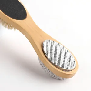 Cepillo de pedicura para pies con mango de madera y piedra pómez para piel muerta.