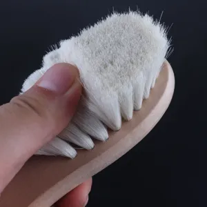 Brosse de nettoyage douce avec manche en bois pour le soin du visage et bain de bebe.