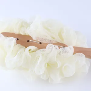 Detalle esponja de baño mango madera, lufa ducha malla suave para limpieza corporal.