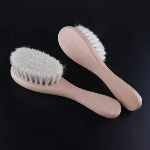 Ensemble de brosse à cheveux bébé en bois doux et brosse nettoyante pour le visage.