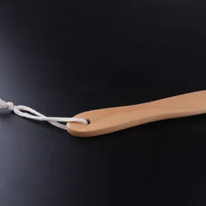 Vista detallada del mango de cepillo de baño de madera con cuerda, textura lisa y acabado.