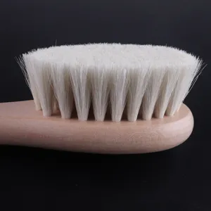 Gros plan détaillé d'une brosse de nettoyage pour le visage à poils blancs doux avec manche.