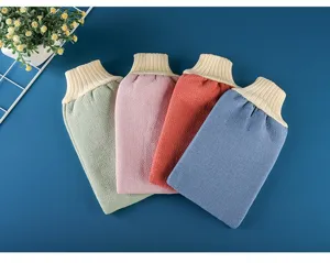 Vista detallada y cercana de guantes exfoliantes de baño de doble capa en varios colores.