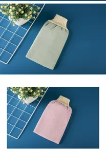 Primer plano del guante de baño exfoliante de doble capa con puño acanalado en colores suaves.