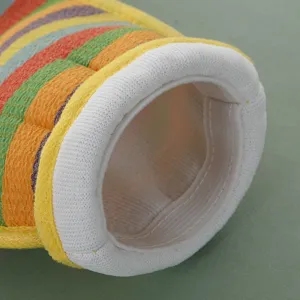 Detaillierte Nahaufnahme des bunten gestreiften Peeling-Bandschuhs mit elastischem Bündchen.