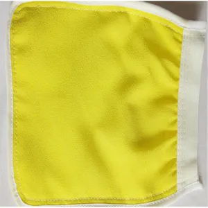 Vista de primer plano detallada del guante de baño exfoliante amarillo con textura rugosa.