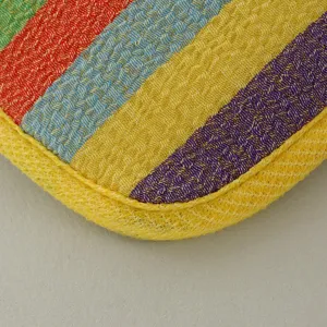 Regenbogen gestreiftes Peeling Duschhandtuch Detail, dicker Körperschwamm für Hautreinigung.