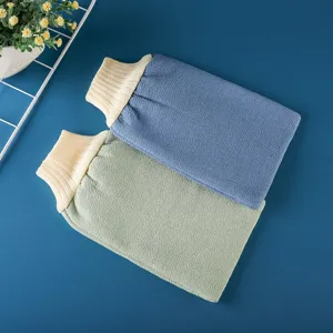 Detalle en primer plano de guantes de baño exfoliantes de doble capa con puños elásticos.