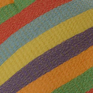 Nahaufnahme Detail des bunten regenbogen gestreiften texturierten Peeling Badetuch Stoffes.