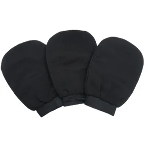 Vista detallada de los guantes de baño exfoliantes negros con muñeca elástica corporal.