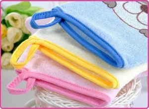 Guante de baño de bebe de dibujos animados suave vista de detalle, limpieza infantil.