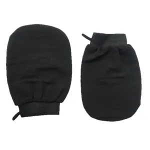 Vista detallada del guante de baño exfoliante negro, con tejido texturizado y puño elástico.