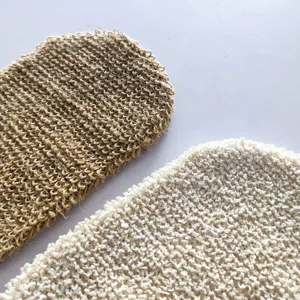 Dettaglio ravvicinato di guanti da bagno esfolianti in iuta naturale e cotone per il corpo.