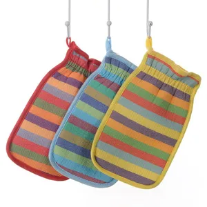 Detailansicht der bunten gestreiften Badeduschhandschuhe mit praktischer AufhängeSchlaufe.