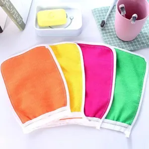 Detalle de guantes de baño exfoliantes de colores, guantes dobles para exfoliación corporal diaria.