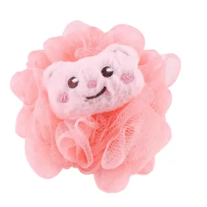 Adorable éponge de bain en filet rose avec visage d'ours en peluche pour un nettoyage doux.