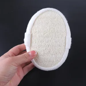 Détail de l'éponge de bain luffa en fibre naturelle, éponge exfoliante ovale avec sangle.