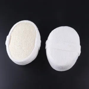 Vue détaillée d'éponge de bain loofah naturelle, tampon exfoliant pour le corps en fibre végétale.