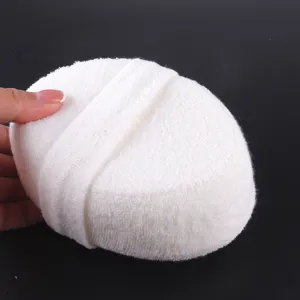 Éponge de bain blanche gant exfoliant pour le corps avec sangle de main pour la douche.
