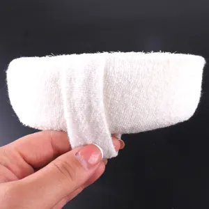 Éponge de bain en tissu blanc exfoliant pour le corps avec sangle pratique sous la douche.